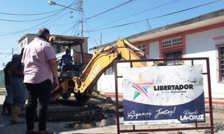 Alcaldía de Libertador sustituye colector en la calle Zamora en Palo Negro