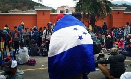 Policía guatemalteca reprimió caravana migrante rumbo a EE.UU.