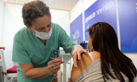 Recomiendan en Francia extender dosis de vacunación contra Covid-19