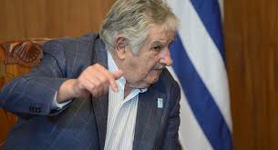 Argentina condecora a expresidente uruguayo José Mujica por conducta ejemplar al servicio público