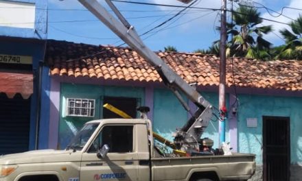 Cuadrillas de Corpoelec ejecutan jornada integral en red eléctrica de Ocumare de la Costa de Oro