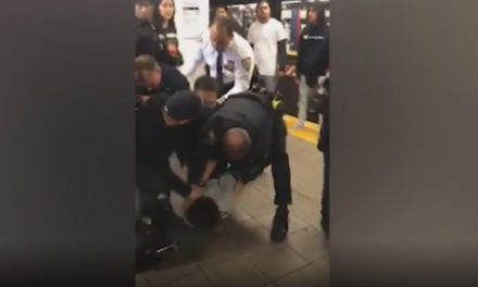 Acusan a cuatro policías de usar la fuerza excesiva contra un hombre en Metro de Nueva York