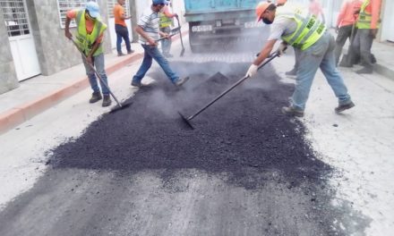 Colocadas 30 toneladas de asfalto en la calle Rafael Urdaneta de Linares Alcántara