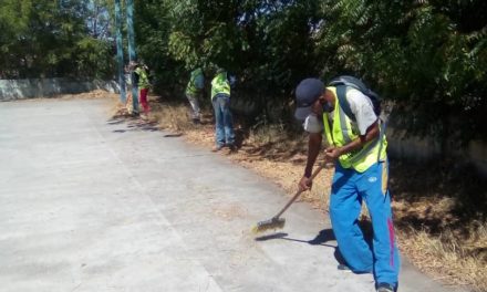 Ejecutivo regional realiza labores de mantenimiento y limpieza en Prados de La Encrucijada en el municipio Sucre