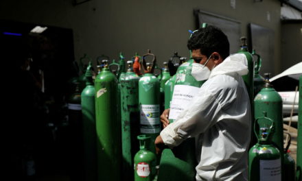 Venezuela entregó dos camiones cisternas con oxígeno a estados de Brasil afectados por Covid-19