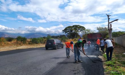 Alcaldía de Sucre continúa rehabilitación de carretera Cagua – Santa Cruz
