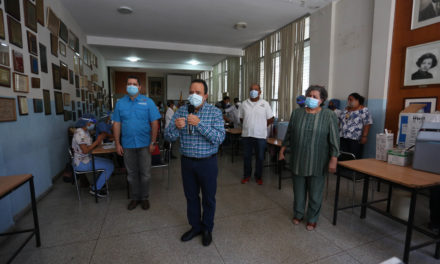 Gobierno Bolivariano inició vacunación contra la Covid-19 entre el personal de educación de Aragua
