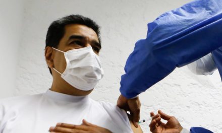 Presidente Maduro y Cilia Flores recibieron primera dosis de vacuna rusa Sputnik V contra el Covid-19