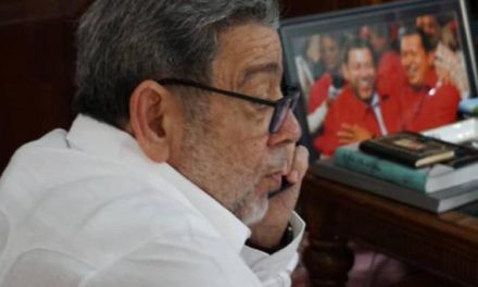 Canciller Arreaza dialogó con Ralph Gonsalves por actividad volcánica en San Vicente y Las Granadinas