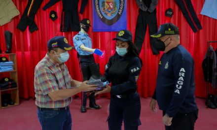 Gobernador Marco Torres entregó dotación de uniformes a efectivos de la PBA