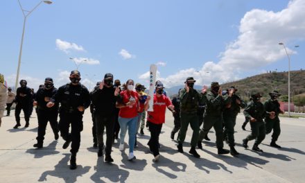 Gobernador Marco Torres recibió la Antorcha Libertaria y Bolivariana