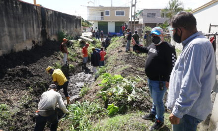 Alcaldía ejecutan limpieza de canal norte de Santa Cruz