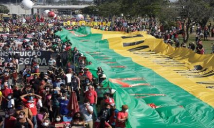 Brasileños vuelven a salir a las calles para protestar contra Bolsonaro