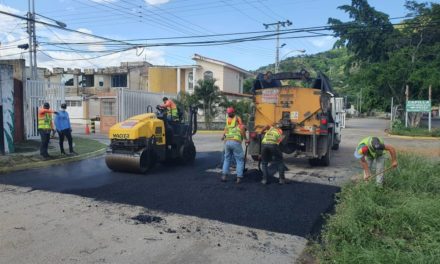 Gobierno Bolivariano de Aragua continúa jornada de bacheo y asfaltado en sectores del municipio Sucre