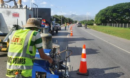 Gobierno Bolivariano de Aragua realiza labores de demarcación vial en avenida Maracay del municipio Girardot