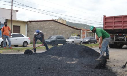 Gobierno Bolivariano ha colocado más de 40 toneladas de asfaltado en la colectora 30 de Valle Lindo