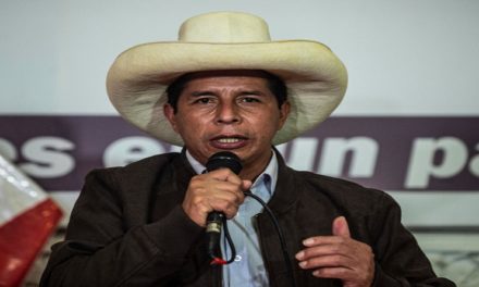 Pedro Castillo anuncia que solicitará que el sueldo de ministros y congresistas baje a la mitad