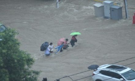 Ascienden a 99 el número de muertos por torrenciales lluvias en China