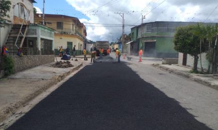 Ejecutivo regional continúa con labores de mejoramiento vial en diferentes municipios de Aragua