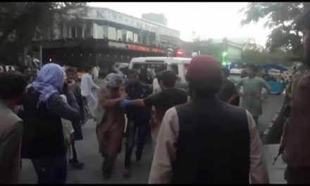 Ascienden a 95 los fallecidos en el doble atentado del Estado Islámico en Kabul