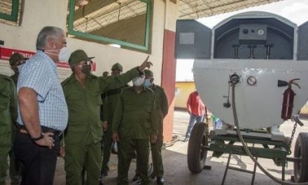 Díaz Canel realiza supervisión a productora de oxígeno cubana