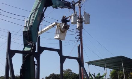 Cuadrillas de Corpoelec instalaron 10 transformadores en sectores del municipio Girardot en Aragua