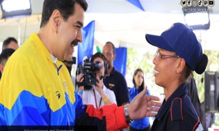 Presidente Maduro destaca dedicación y entrega del cuerpo de Bomberos