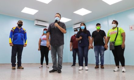 Gobernador Marco Torres inspeccionó labores de rehabilitación de sala de parto de Barbacoas