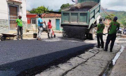 Más de 390 toneladas de asfalto fueron colocadas en Revenga durante el mes de agosto