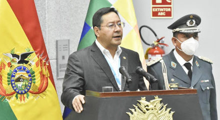 Presidente de Bolivia llama a los militares a participar del desarrollo de Bolivia