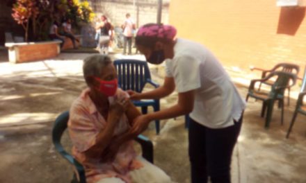 Realizan jornada especial de vacunación en la comuna Manuelita Sáenz de Linares Alcántara