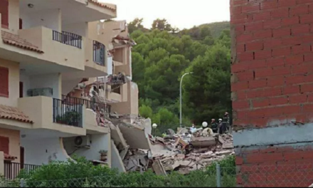 Varios residentes atrapados: Se derrumba parcialmente un edificio vacacional en España