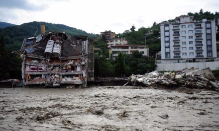 Ascienden a 27 el número de fallecidos por las inundaciones en el norte de Turquía