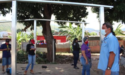 Alcaldía de Mariño apoya a 50 familias de la comunidad Luz y Vida con kits para autoconstrucción