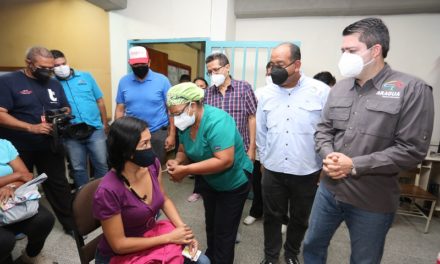 Aragua comenzó plan masivo de vacunación para personal del Ministerio de Educación