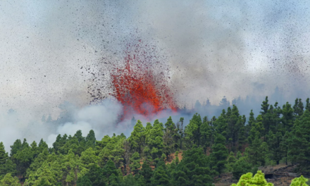 Autoridades se despliegan ante erupción de volcán en la isla La Palma de España