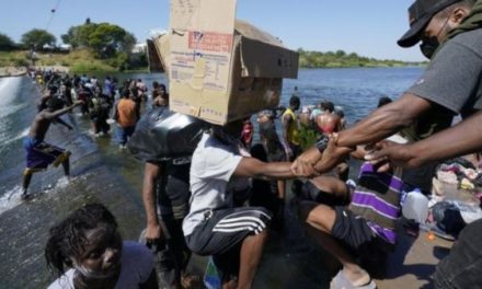 EE.UU. desaloja a migrantes haitianos de un campamento en Texas