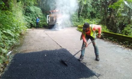 Gobierno Bolivariano de Aragua realiza trabajos de asfaltado en carretera de Choroní