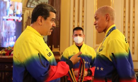 Presidente Maduro otorgó Orden Libertadoras y Libertadores de Venezuela a la campeona olímpica Yulimar Rojas