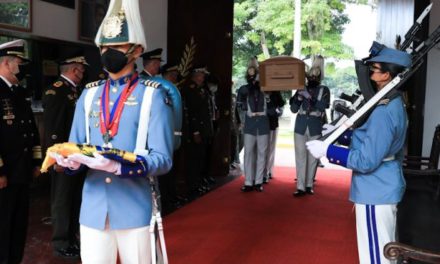 Presidente Maduro rindió honores al G/J Pérez Arcay en Capilla Ardiente en la Academia Militar