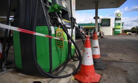 Reino Unido sufre escasez de combustible por falta de conductores