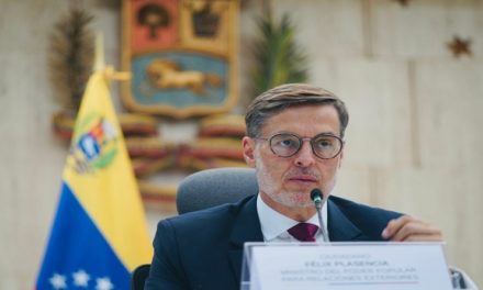 Venezuela resalta la unión latinoamericana en encuentro con embajadores y jefes de Misión