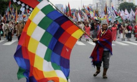 Bolivia se moviliza en defensa de la Wiphala y contra intentos golpistas