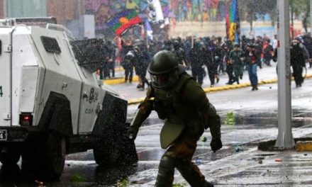 Carabineros reprime marcha mapuche en Chile