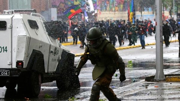 Carabineros reprime marcha mapuche en Chile