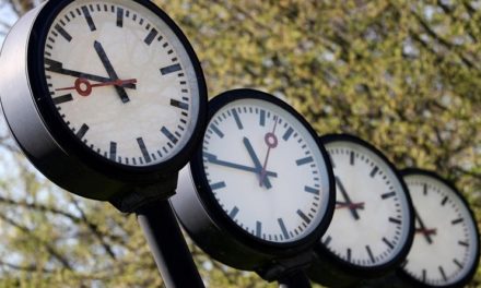 Europa atrasa los relojes una hora este domingo para entrar en horario de invierno