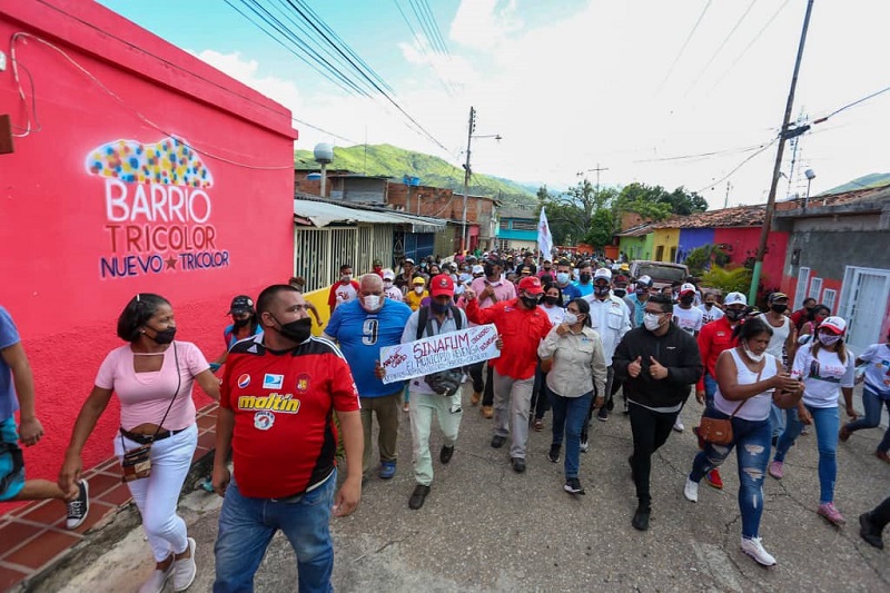 Gobierno Bolivariano rehabilitó más de cien fachadas de viviendas en Santos Michelena