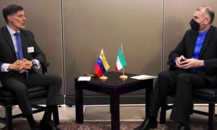 Irán y Venezuela evalúan vías para incrementar la cooperación económica bilateral