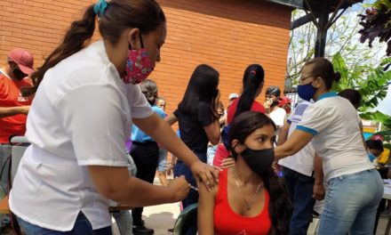 Jóvenes linarenses fueron vacunados contra la covid-19 y la influenza en Jornada Masiva