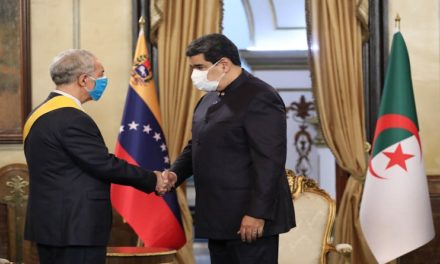 Presidente Maduro condecoró a embajador saliente de Argelia, Ben Moussat Ghaouti